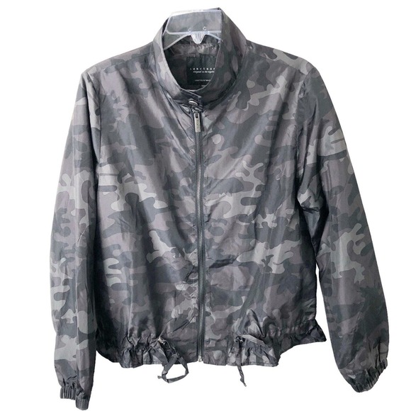 Sanctuary NWT Women's Short Camouflage Full Zip Anorak in Grey Camo Size Small - Picture 1 of 10